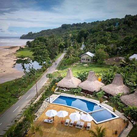 Three Queen Villa And Homestay Waikabubak Buitenkant foto