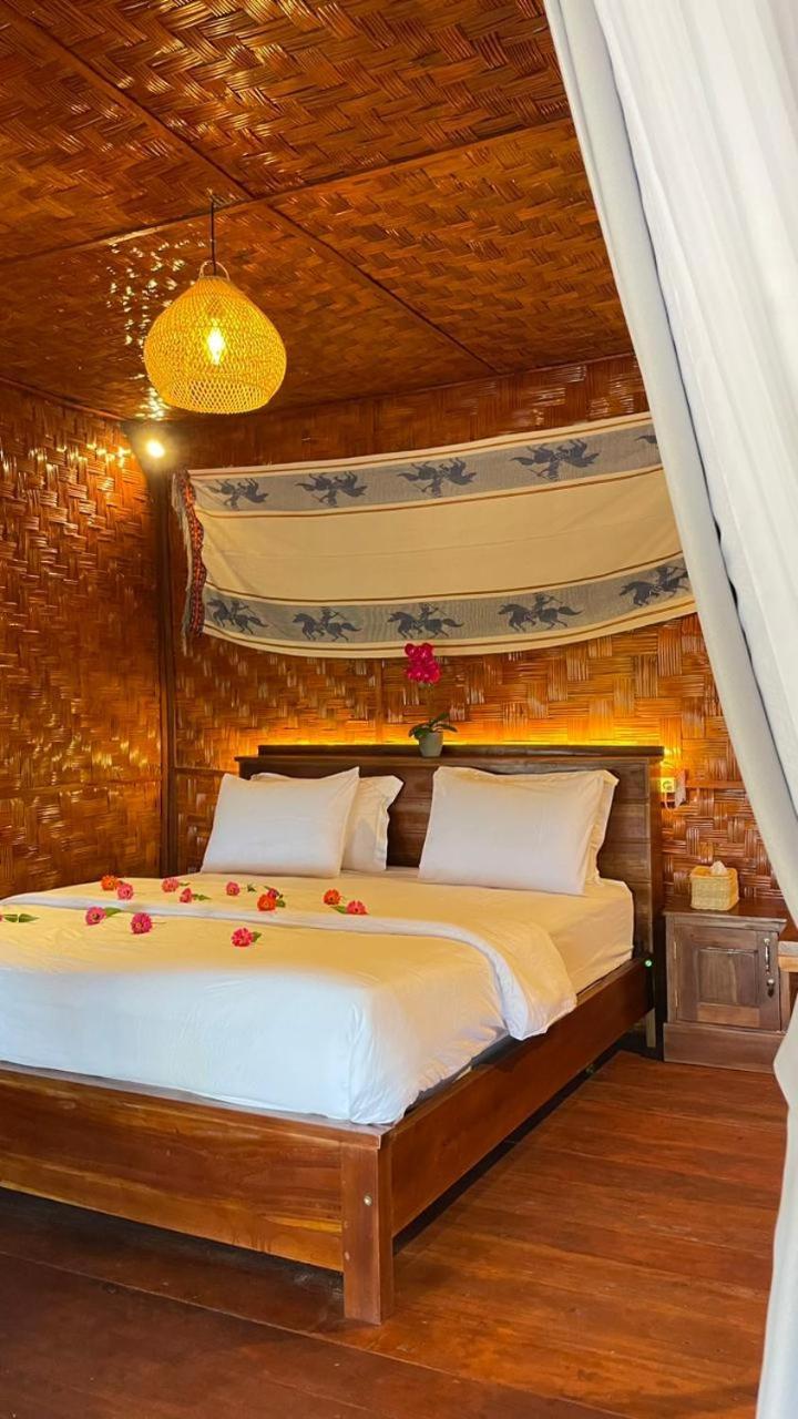 Three Queen Villa And Homestay Waikabubak Buitenkant foto