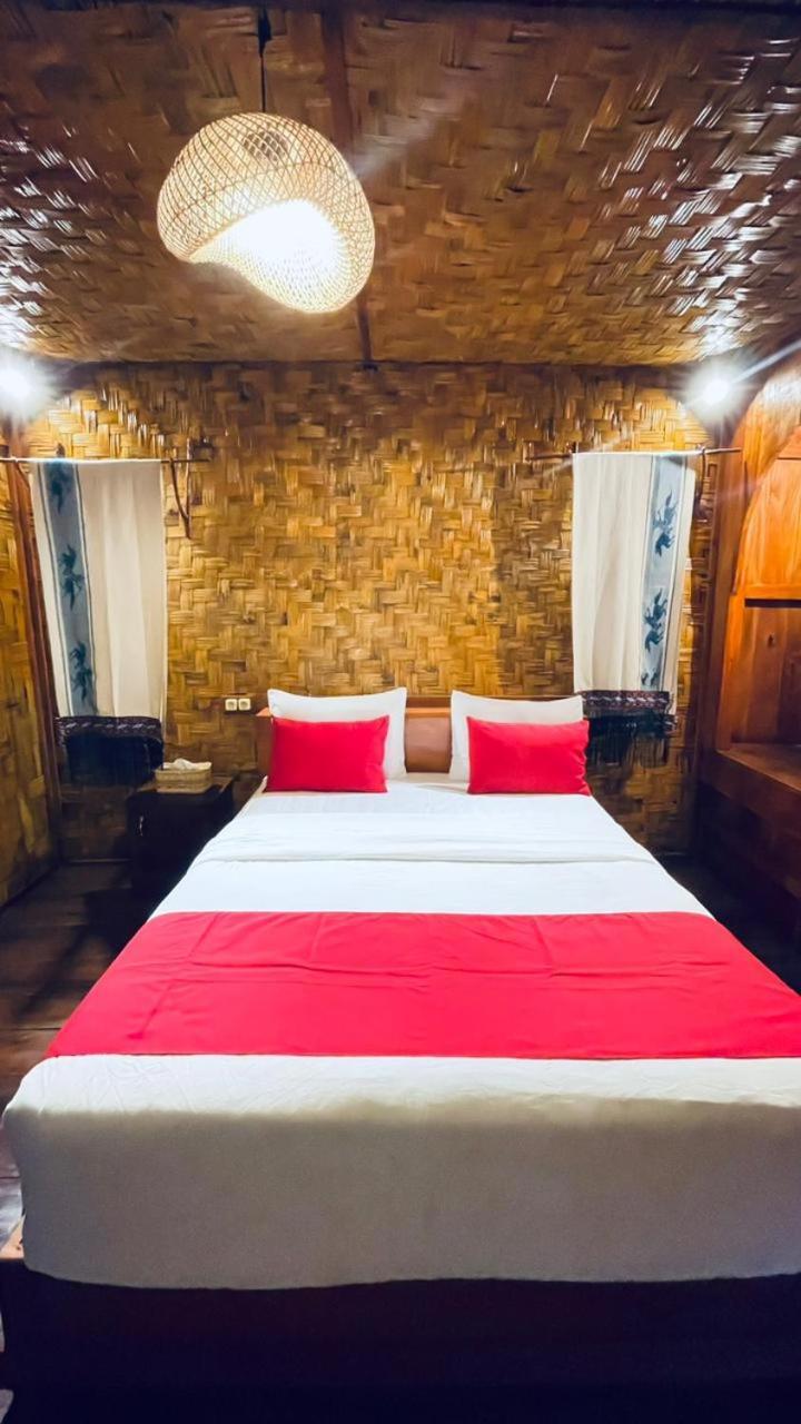 Three Queen Villa And Homestay Waikabubak Buitenkant foto