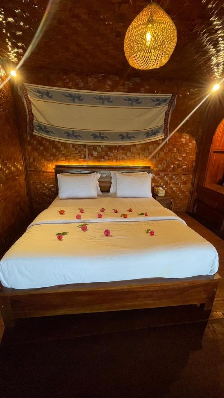 Three Queen Villa And Homestay Waikabubak Buitenkant foto