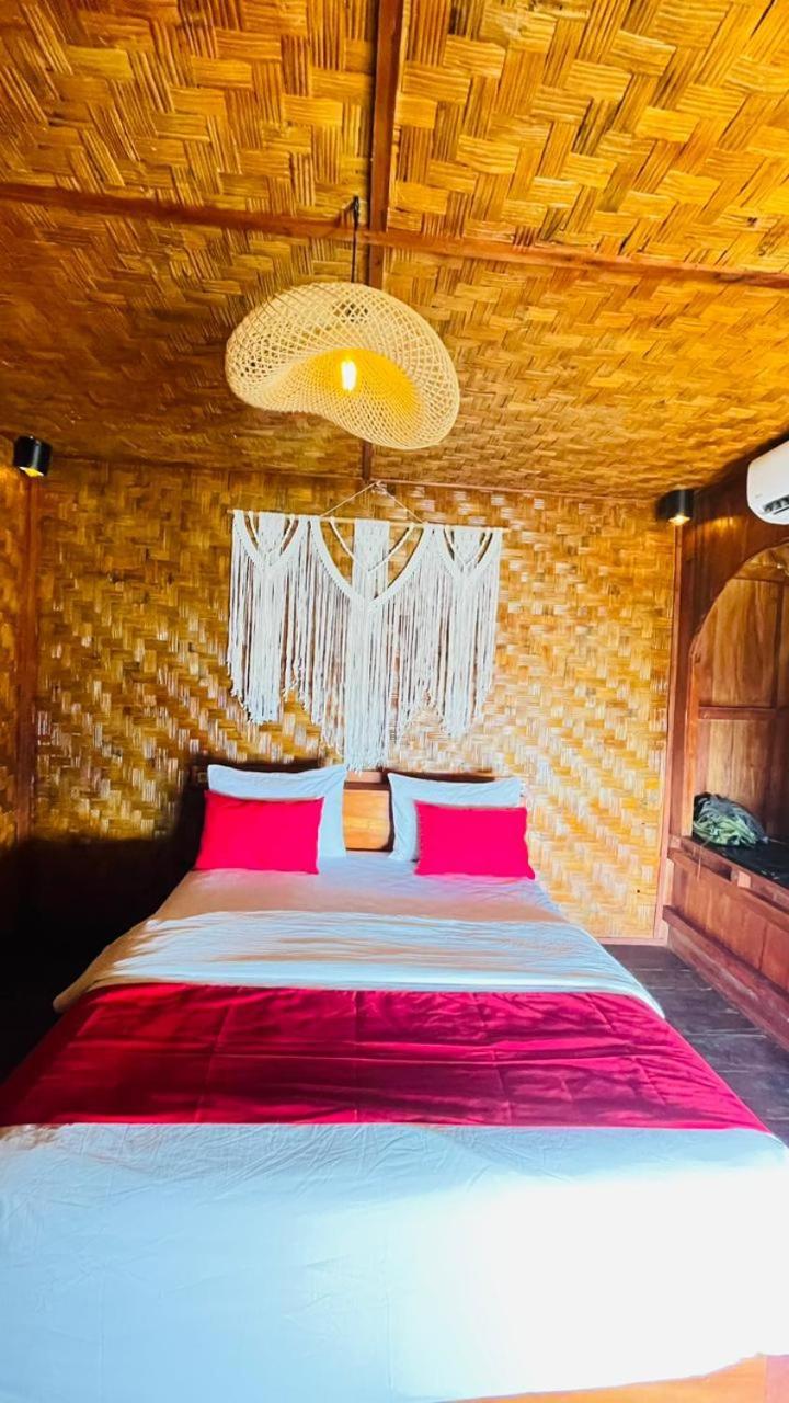 Three Queen Villa And Homestay Waikabubak Buitenkant foto
