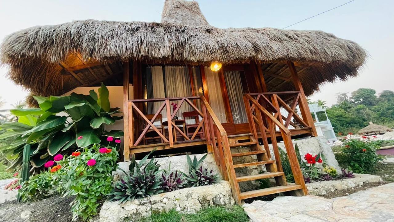 Three Queen Villa And Homestay Waikabubak Buitenkant foto