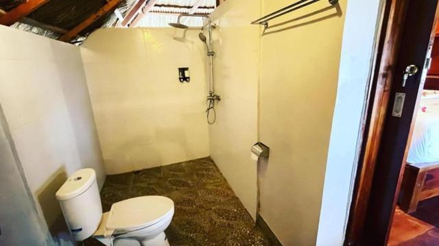 Three Queen Villa And Homestay Waikabubak Buitenkant foto