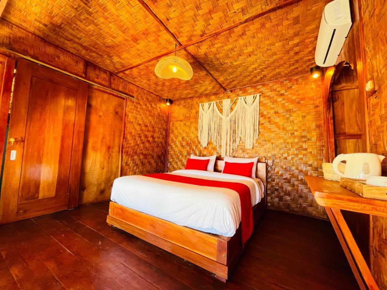 Three Queen Villa And Homestay Waikabubak Buitenkant foto