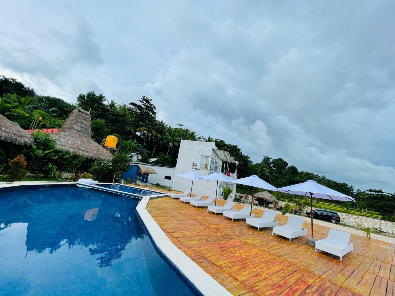Three Queen Villa And Homestay Waikabubak Buitenkant foto