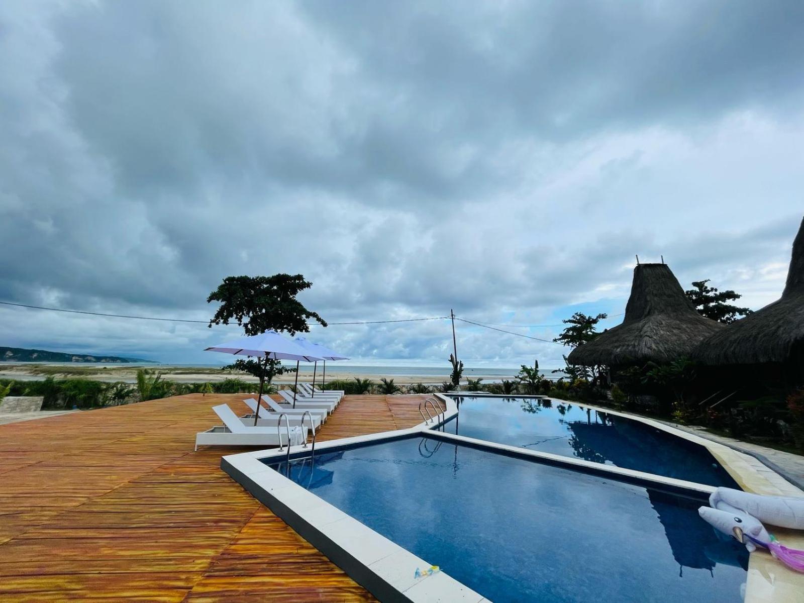 Three Queen Villa And Homestay Waikabubak Buitenkant foto