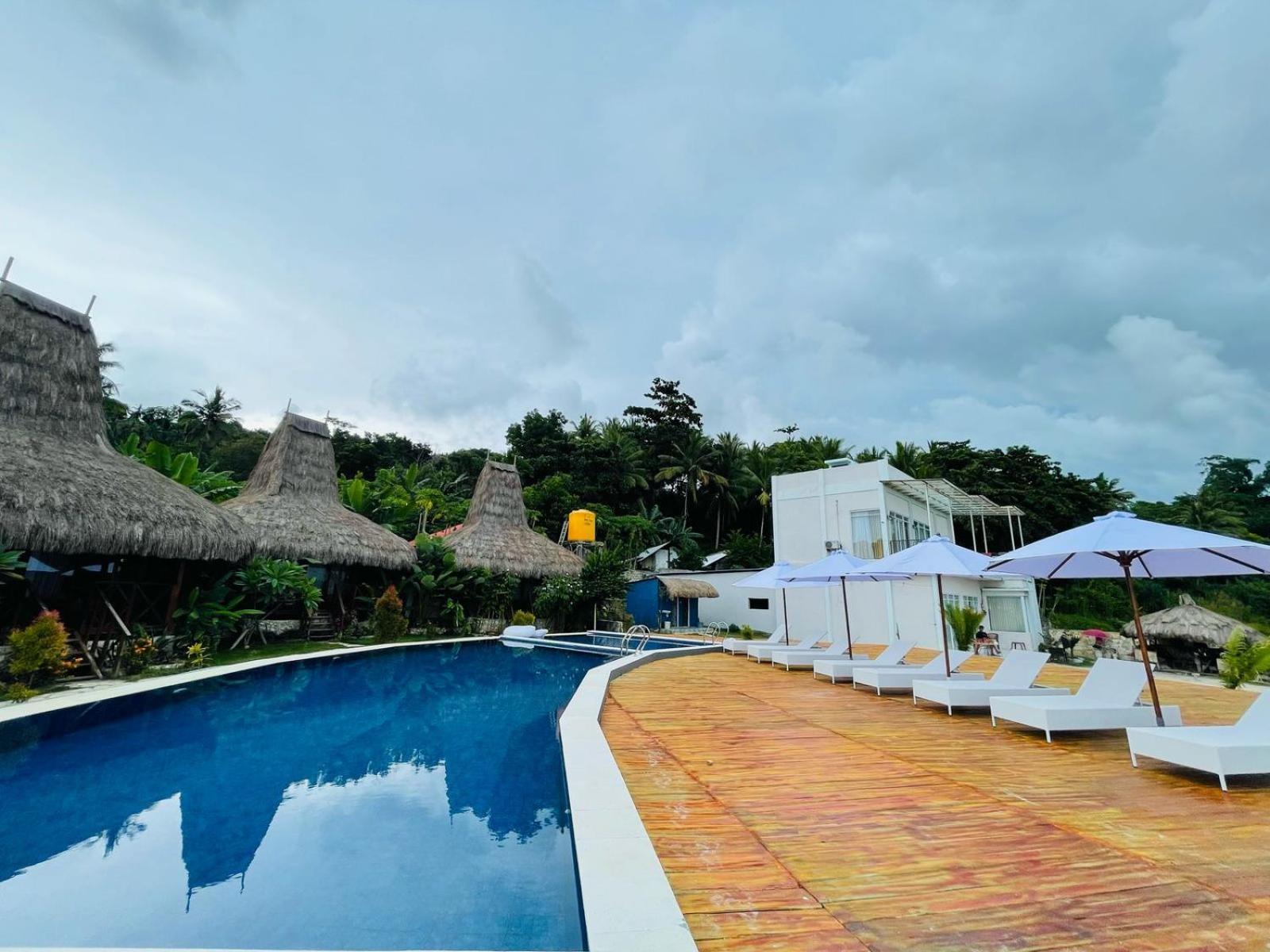 Three Queen Villa And Homestay Waikabubak Buitenkant foto