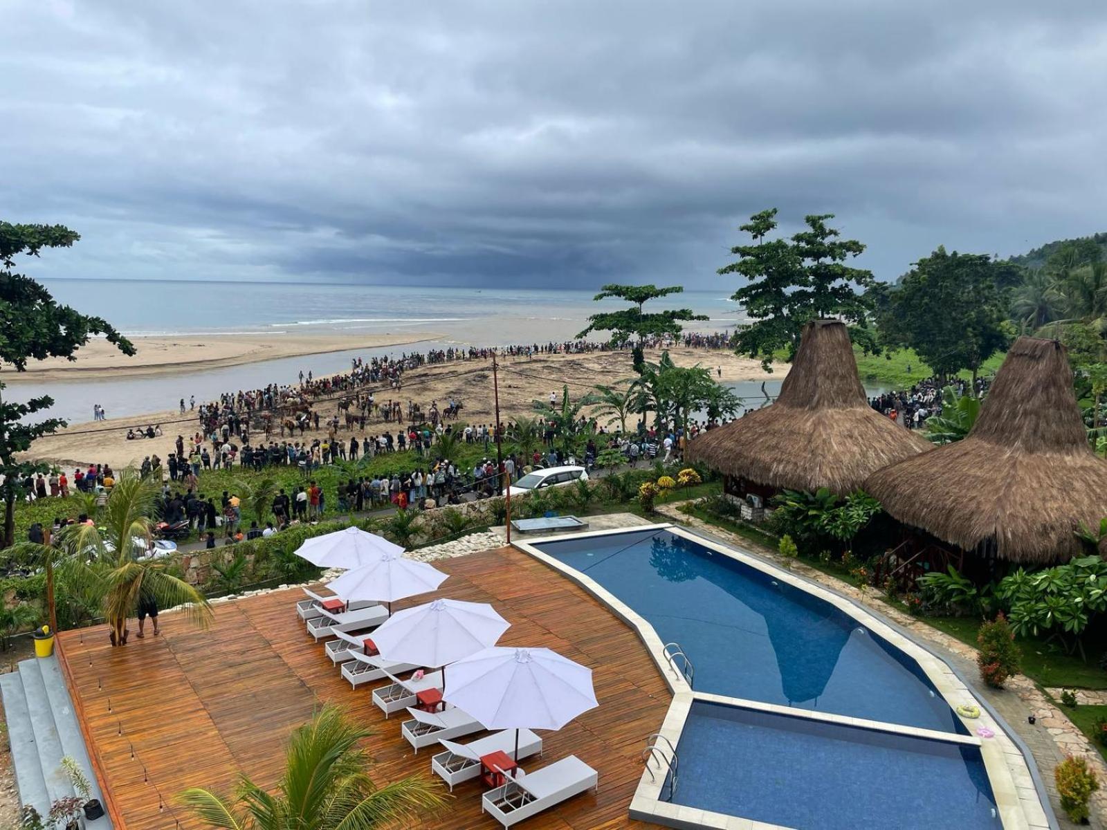 Three Queen Villa And Homestay Waikabubak Buitenkant foto