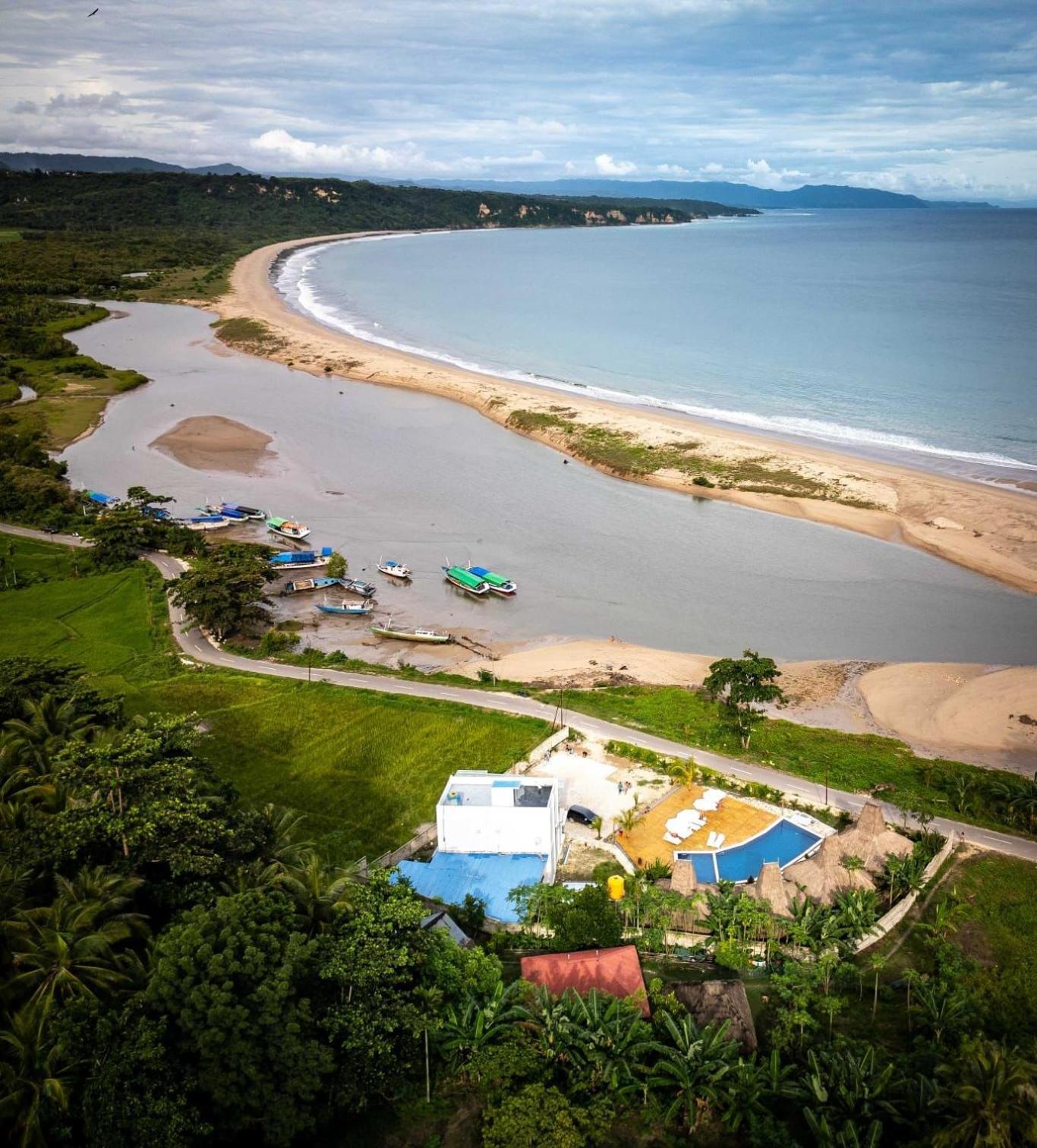 Three Queen Villa And Homestay Waikabubak Buitenkant foto