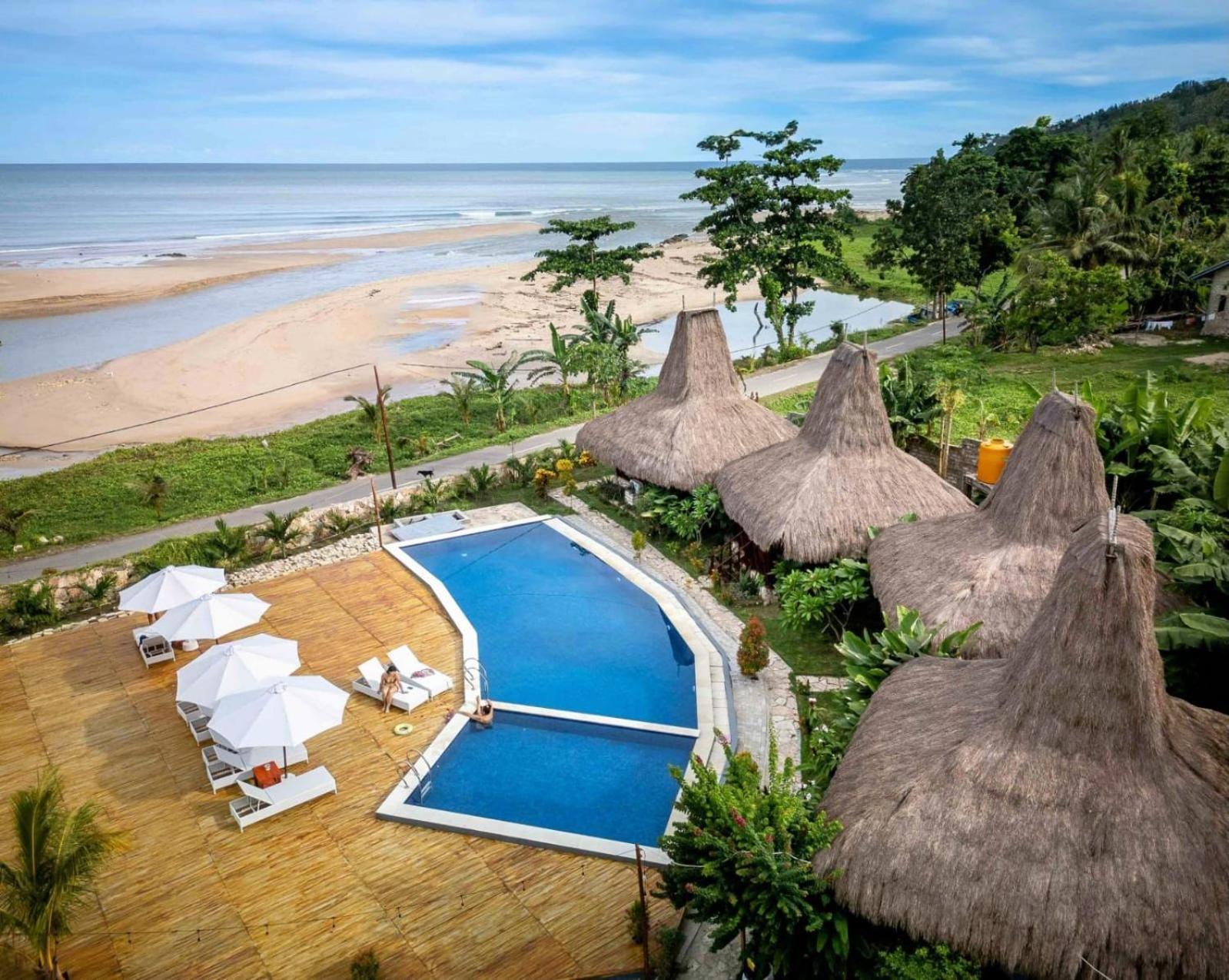 Three Queen Villa And Homestay Waikabubak Buitenkant foto