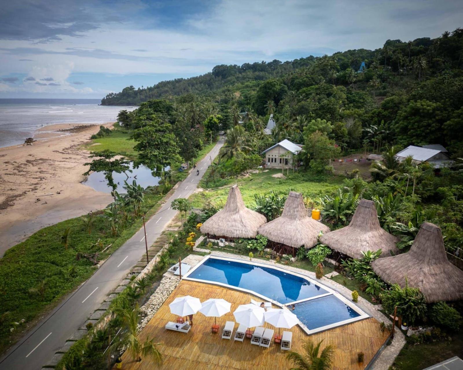 Three Queen Villa And Homestay Waikabubak Buitenkant foto